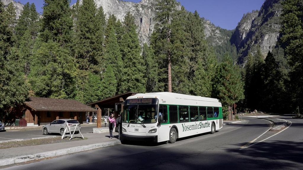 Tourists board a free bus in Yosemite National Park as the U.S. government shutdown enters its 18th day in Yosemite Valley, California, U.S., October 18, 2025. REUTERS/Joseph Campbell